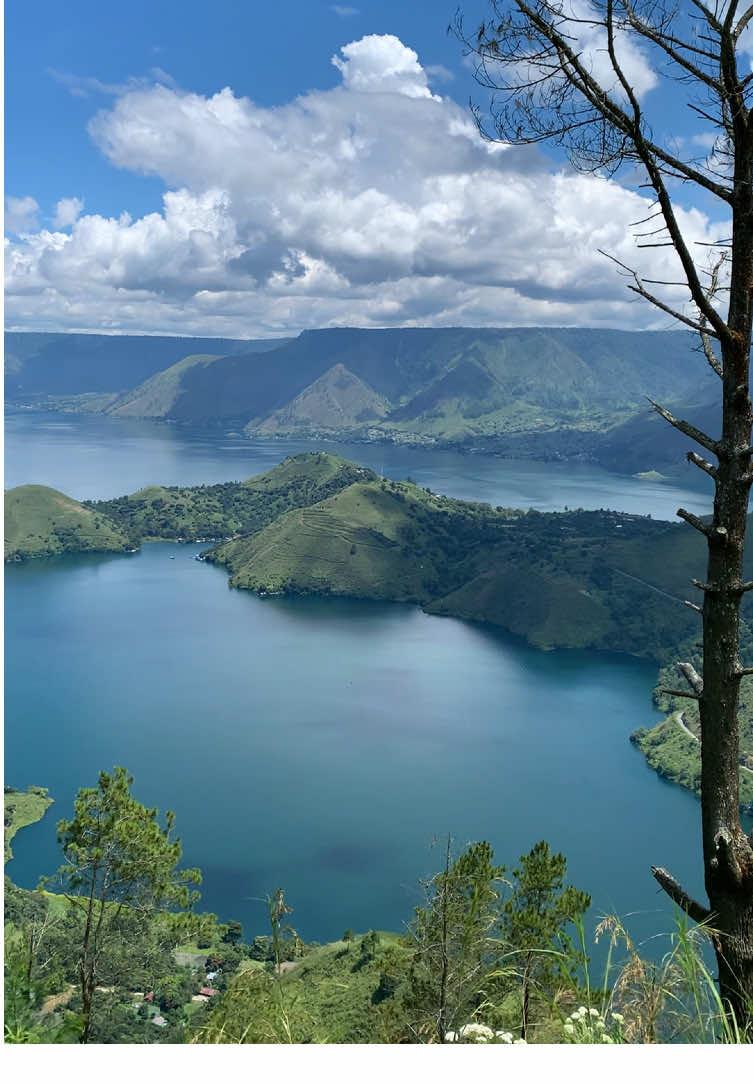 Tuhan menciptakan alam seindah ini,dan kalian memilih liburan hanya rebahan? Rugiiiii besarrrr klen  #sippan #bukitsippandanautoba #danautoba #sumutindah #sumut #danautobasumut #wisatasippan 
