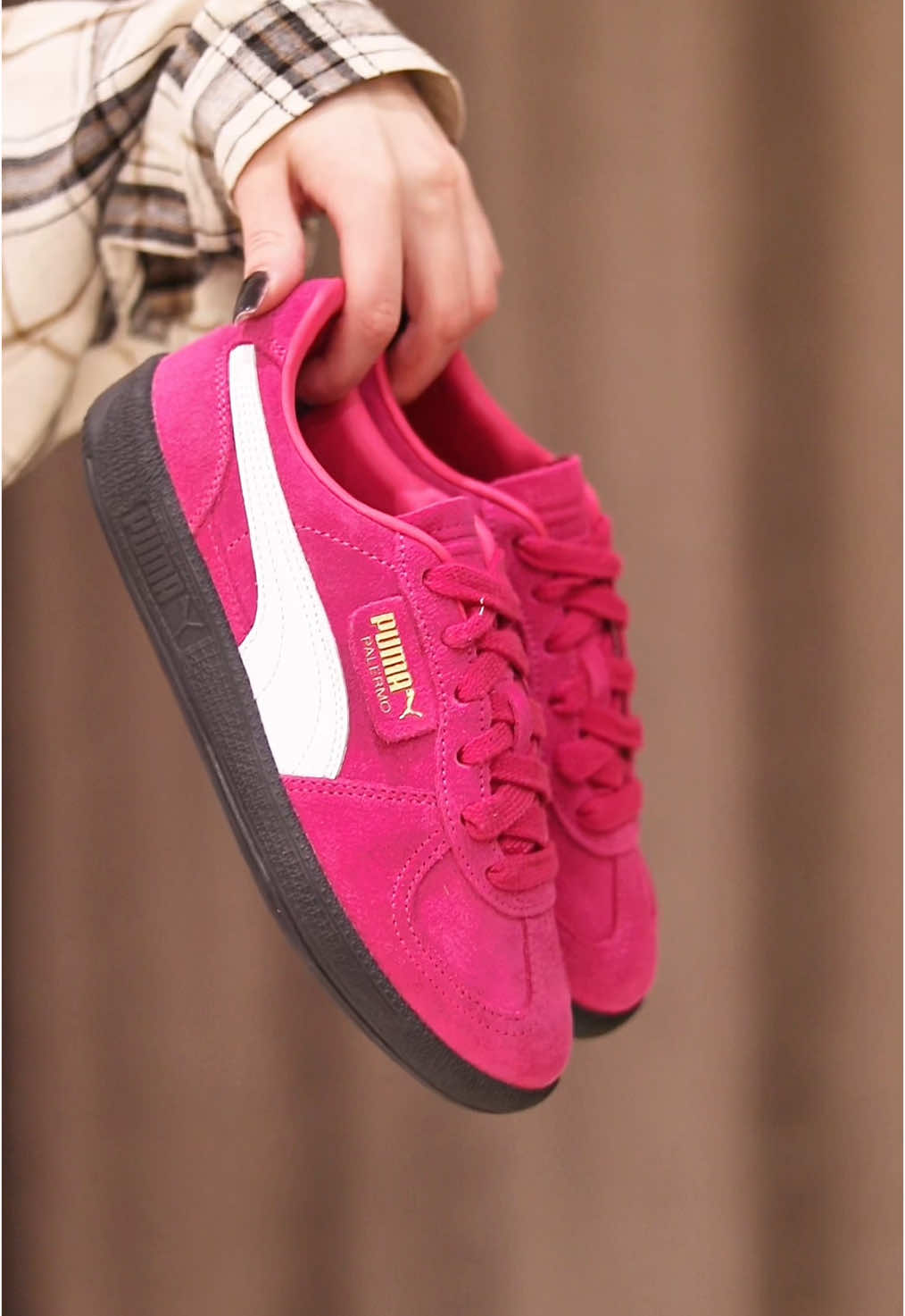 Розовые кеды Puma Palermo — это воплощение креативной смелости и бесконечного стиля. Обворожительное  сочетание розового и белого цвета, создают лёгкий и освежающий тандем, который идеально впишется в твой образ и скажет за тебя о твоей смелости. Универсальность и современность делают их необычайно привлекательными для модных молодых людей, стремящихся выделиться среди серых будней. Выполнены они из премиальной замши, мягкой на ощупь и устойчивой к внешним воздействиям. Подошва окрашена в черный цвет, что придаёт обуви небольшой контраст. Забрать себе свою пару этих милых Puma Palermo можно на сайте sneakers.by или оставив комментарий под этим видео!  #кроссовкиминск  #Puma #пумакроссовки #оригинальныекроссовки #пума #кедыпума 