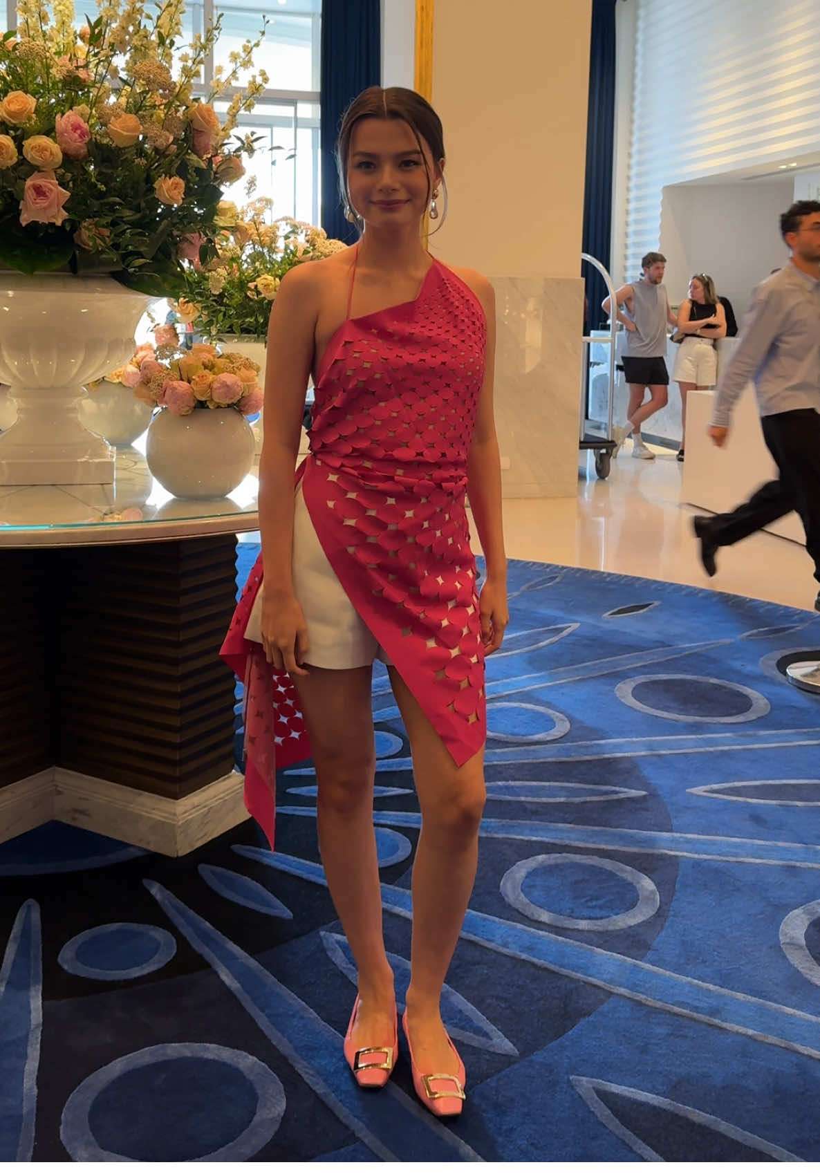 Becky Armstrong est arrivée à l’hôtel Martinez à quelques heures de la cérémonie d’ouverture du Festival de Cannes.  🎥 @enzoply  #beckyarmstrong #rebeccaarmstrong #cannes2025 #festivaldecannes #cannesfilmfestival 