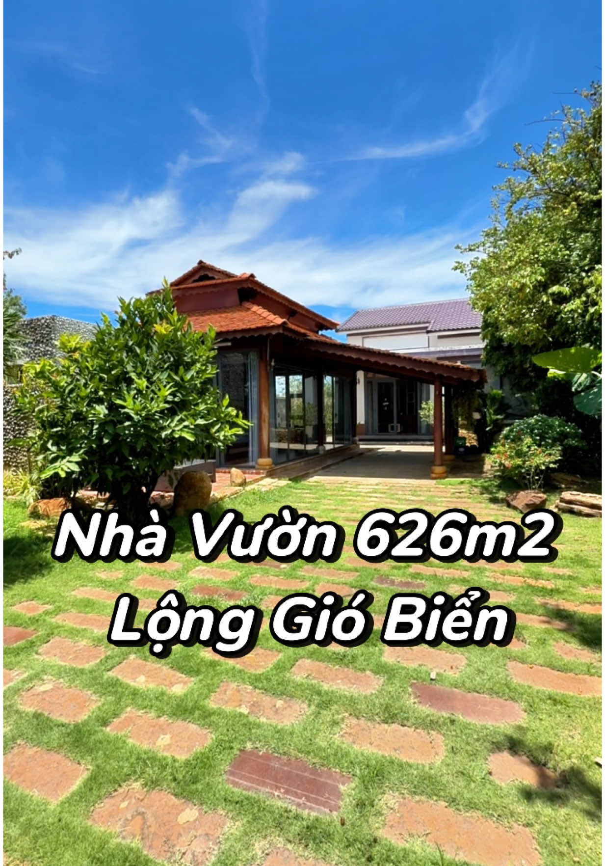 Thông tin tổng quan: 	•	Diện tích: 626m², trong đó 100m² là đất thổ cư, có sổ hồng riêng. 	•	Vị trí: Phước Hải, gần biển, cách TP.HCM khoảng 2 giờ lái xe. 	•	Tiện ích xung quanh: Cách biển, chợ, trường học trong bán kính 2km. Công trình và tiện ích trên đất: 	•	Sân vườn hoàn thiện với nhiều cây ăn trái, sân thảm cỏ đậu được 5 ô tô. 	•	Nhà gỗ: Có 2 giường, thích hợp nghỉ dưỡng hoặc lưu trú ngắn ngày. 	•	Nhà mái thái: Gồm 2 phòng ngủ, 1 phòng khách, 2 nhà vệ sinh. 	•	Hồ cá Koi tạo điểm nhấn phong thủy và cảnh quan. 	•	Bể bơi gia đình (dành cho 6–7 người). 	•	Sân sau: Có bàn ghế gỗ và mái hiên BBQ, lý tưởng cho các buổi tụ họp gia đình. Giá bán: 	•	6.700 triệu đồng (6.7 tỷ đồng, còn thương lượng). Lh:0988.215.107 #nhavuon #nhadep 