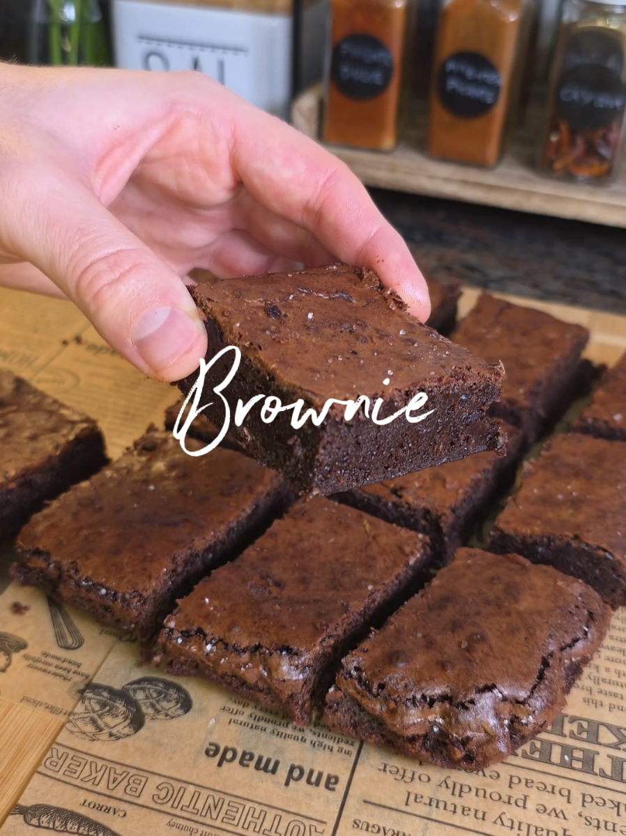 Brownie de chocolate 😋🍫 Ingredientes; - 1 cda de maizena - 70 gr. de aceite de girasol - 130 gr de azúcar moreno  - 130 gr de azúcar blanco  - 120 gr de mantequilla sin sal  - 1 cdita y ½ de esencia de vainilla  - 2 cdas de café soluble (instantáneo) - 75 gr de harina de trigo - 35 gr de cacao puro en polvo - 3 huevos grandes - 150 gr de chips de chocolate (la mitad para derretir y la otra para el final) - 1 pizca de sal #fyp #Viral #FoodTok #cocina #Receta #parati #brownie #brownies #brownierecipe 