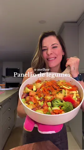 Panelão de legumes da semana feitooooo ✔️✔️✔️🥹 Hoje eu usei: 4 cenouras, 1 brócolis, 1 couve-flor, 1 cebola roxa, 1 pacote de milho, 3 abobrinhas e 2 tomates 🤍✨🥰 Guardo tudo na geladeira por no máximo 7 dias, nunca congelo pois consumo rápido 🤩✨