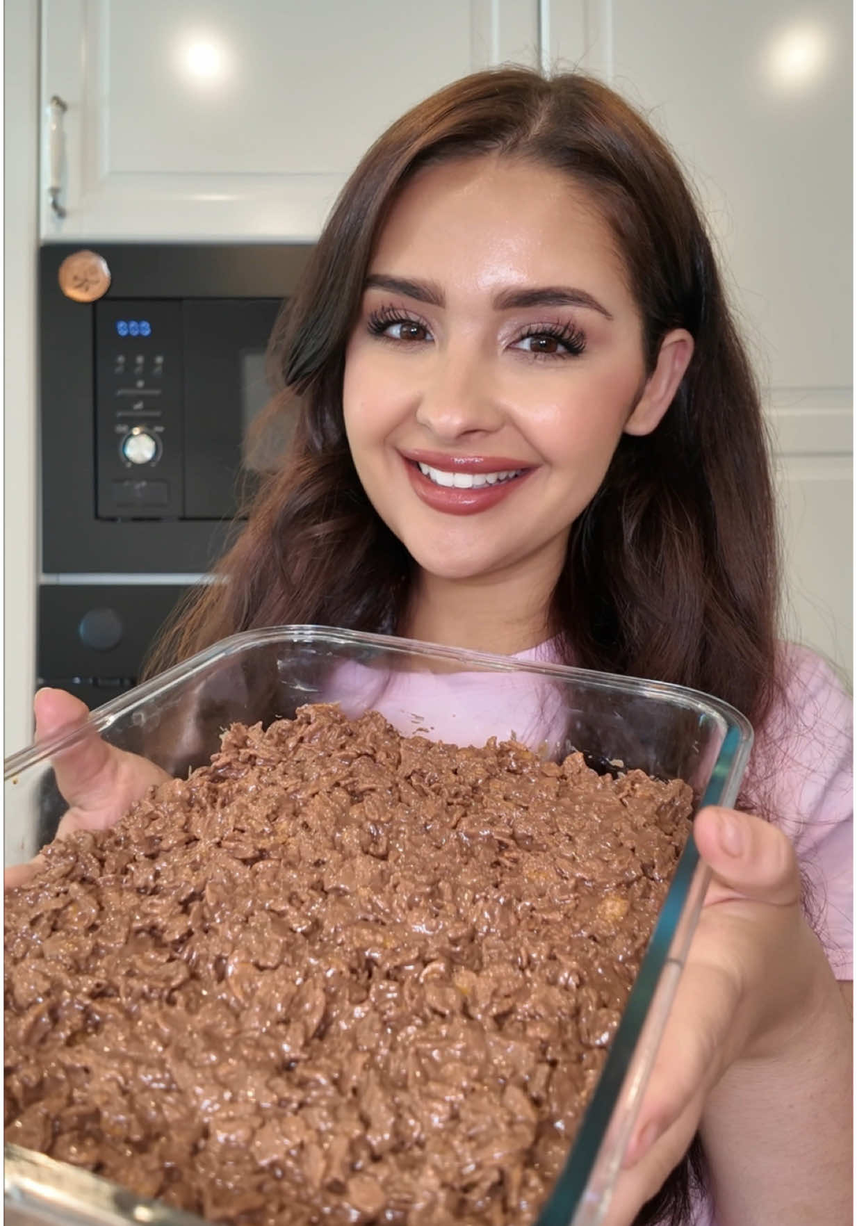 Ihr braucht Schoko Kuchen entweder selbstgemacht oder fertig gekauft! 1 Tasse Kaffee  200 gr Schokolade  100 gr Cornflakes  #Schokokuchen #SchnellesRezept #BackenMitLiebe #FoodieVibes #SchokoladeGehtImmer #Blitzrezept #BackenMachtGlücklich #SüßesGlück #TikTokBacken #Kuchenliebe #AsmaglamzRezepte #BackenLeichtGemacht #Kuchenzeit #FoodContentGermany