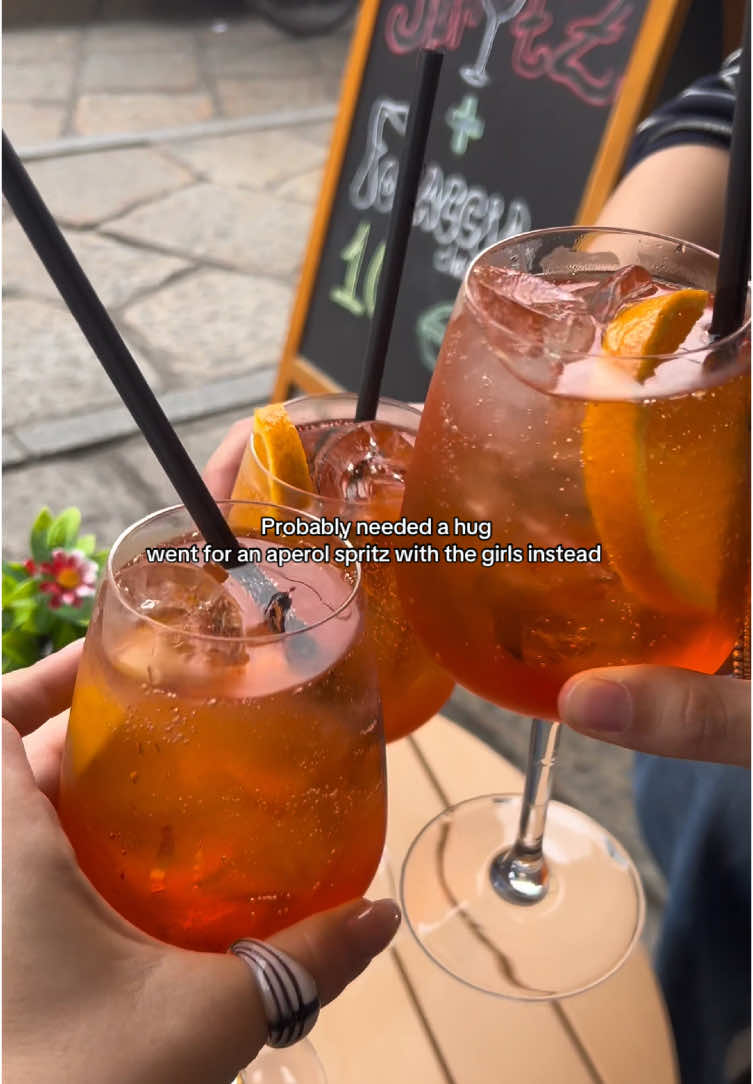 Summer spritz with the girls season!!! #aperitivo #aperol #aperolspritz #girlsnight 