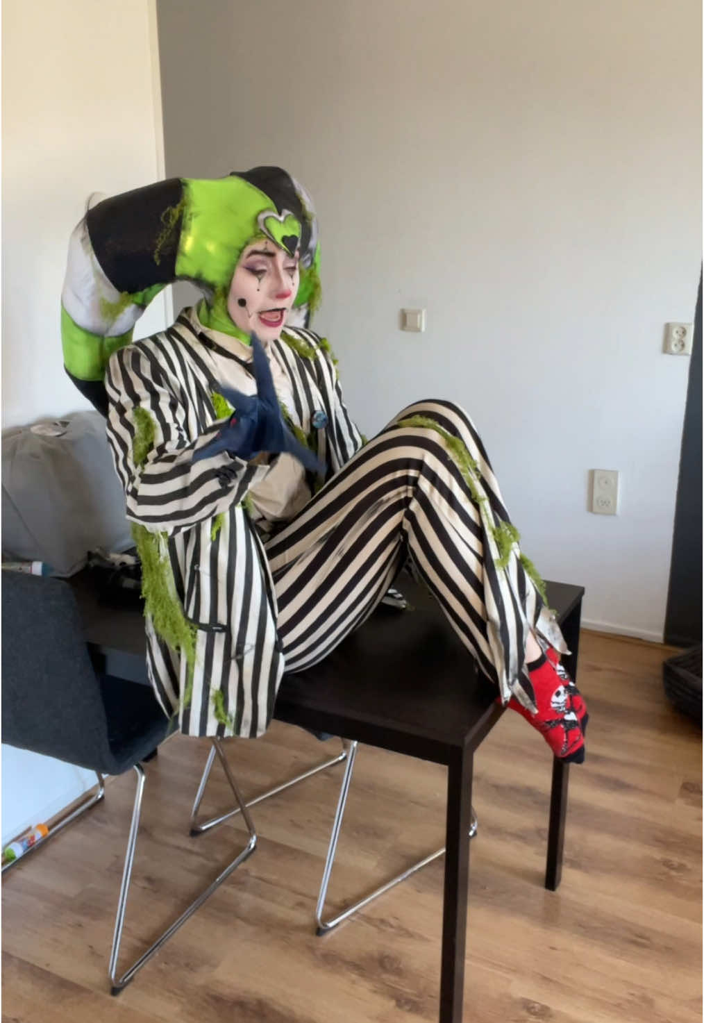 🤸 FAKE CARTWHEEL 🤸  Gosh I love this cosplay so much!!! #beetlejuice #fizzarolli 