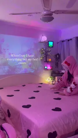 I just love my bed so much 🤍✨🛏️ #ilovemybed #cozybed #cloudbed #homebodylife #cozybedroom 