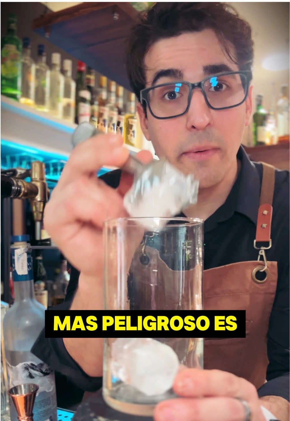⚠️ ¡Combinar 5 alcoholes en un trago no es sano, pero está bueno!   #camarero #meseros #hosteleria #hostelería #coctel #cocteleria #longisland