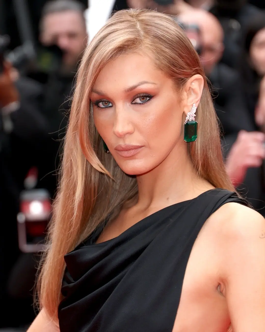 A moment for blonde Bella Hadid on the red carpet for 