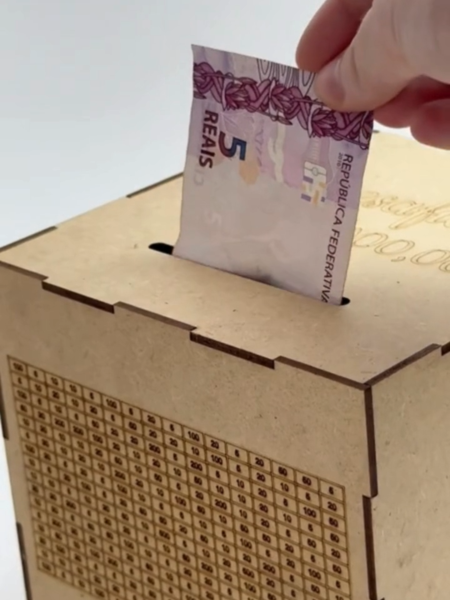 💸 Qual é a sua meta ? Garanta o clicando aqui abaixo 👇  Seja pra viajar, casar, comprar uma moto ou realizar um sonho...  Esse cofre desafio em MDF foi feito pra te motivar todos os dias! #cofre #cofresecreto #financeiro #viagem #sonho #cofredesafio #dicasfinanceiras #achadinhos #compras