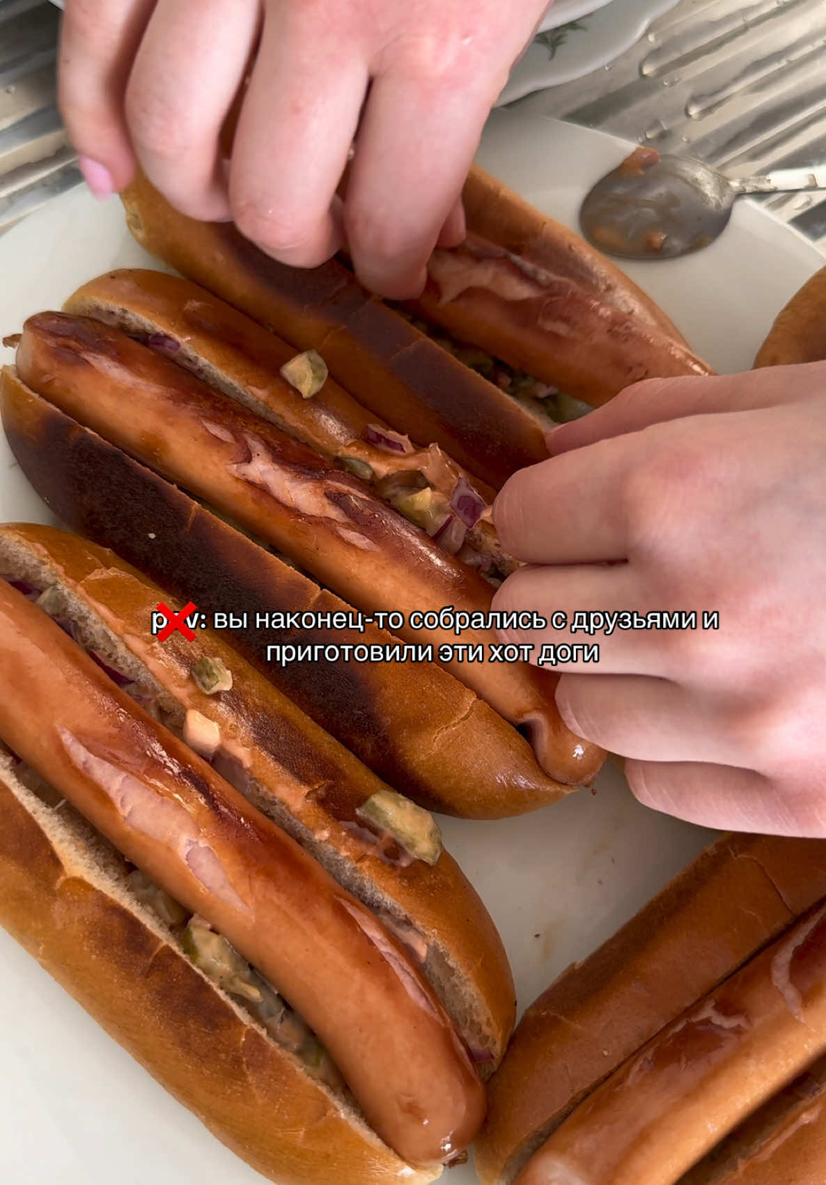 Ингредиенты: * ﻿﻿булочки для хот-догов * ﻿﻿сосиски * ﻿﻿кукуруза  * ﻿﻿сыр моцарелла * ﻿﻿плавленный сыр * ﻿﻿сливки  * ﻿﻿жареный лук * ﻿﻿лук красный * ﻿﻿маринованные огурцы * ﻿﻿кетчуп * ﻿﻿майонез * ﻿﻿горчица Рецепт хот-догов:  Соус:  1. красный лук и маринованные огурцы мелко нарезать  2. добавить туда же кетчуп, майонез и горчицу 3. всё смешать  Сосиски: обжарить на сковороде  Кукуруза:  1. На сковороду выложить кукурузу, плавленный сыр и моцареллу 2. Влить сливки 3. Всё перемешивать до полного расплавления сыра  И последний этап: всё собрать и сверху насыпать жареный лук💔✨
