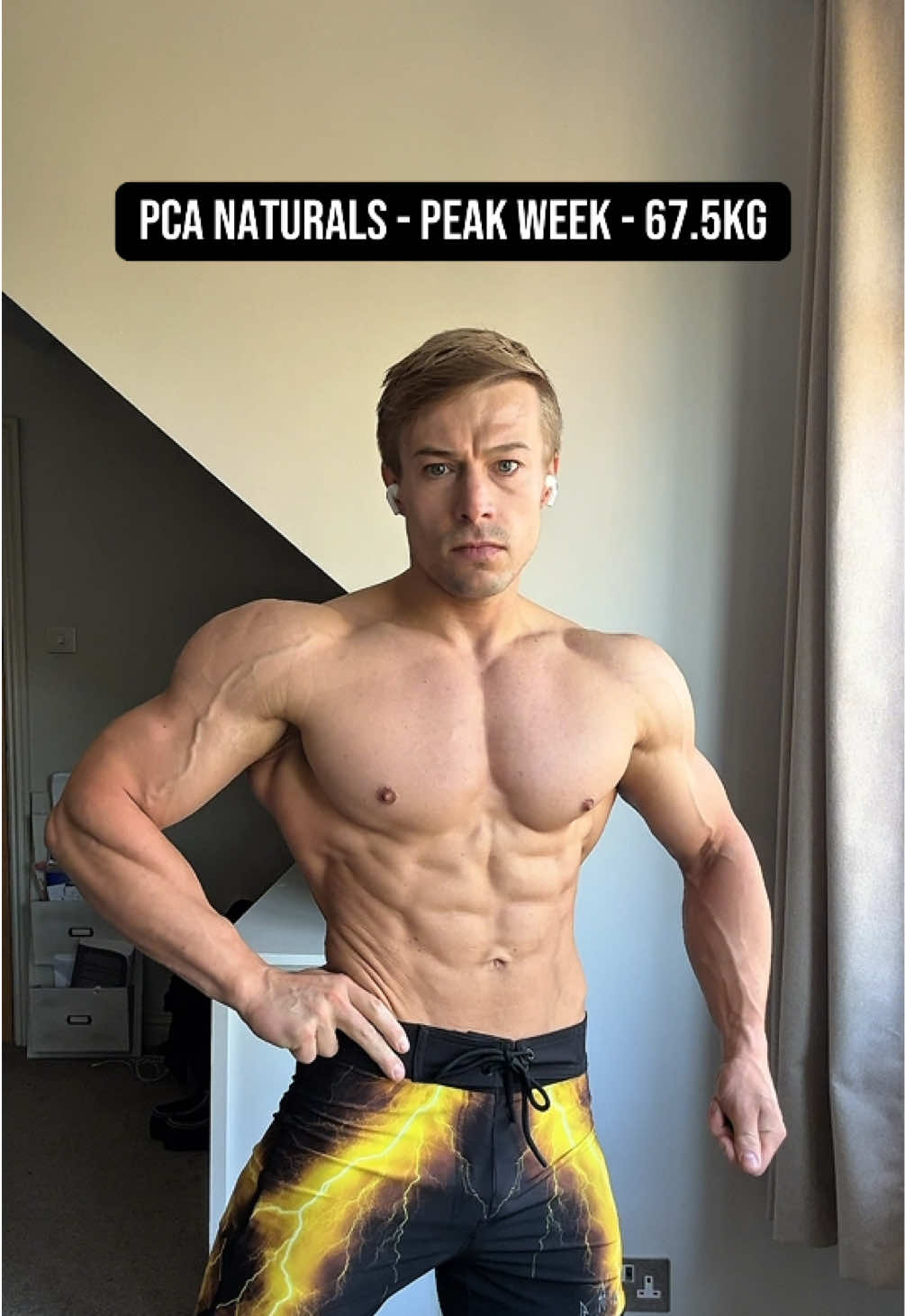 “HONEY, WHERES MY SUPER SUIT! ⚡️🦸‍♂️ #mensphysique #peakweek #GymTok #physiqueupdate #shredded #naturalbodybuilding #shredded #physiquecheck #mensphysiqueposing 