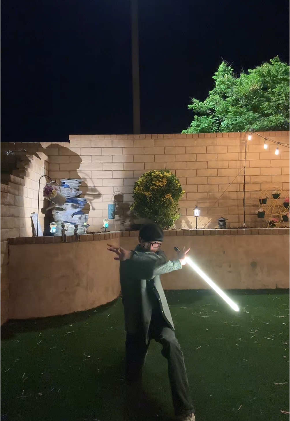 I wonder if @Sabrina Carpenter is a Star Wars fan… #lightsaber #starwarsfan #thumbs #sabrinacarpenter 