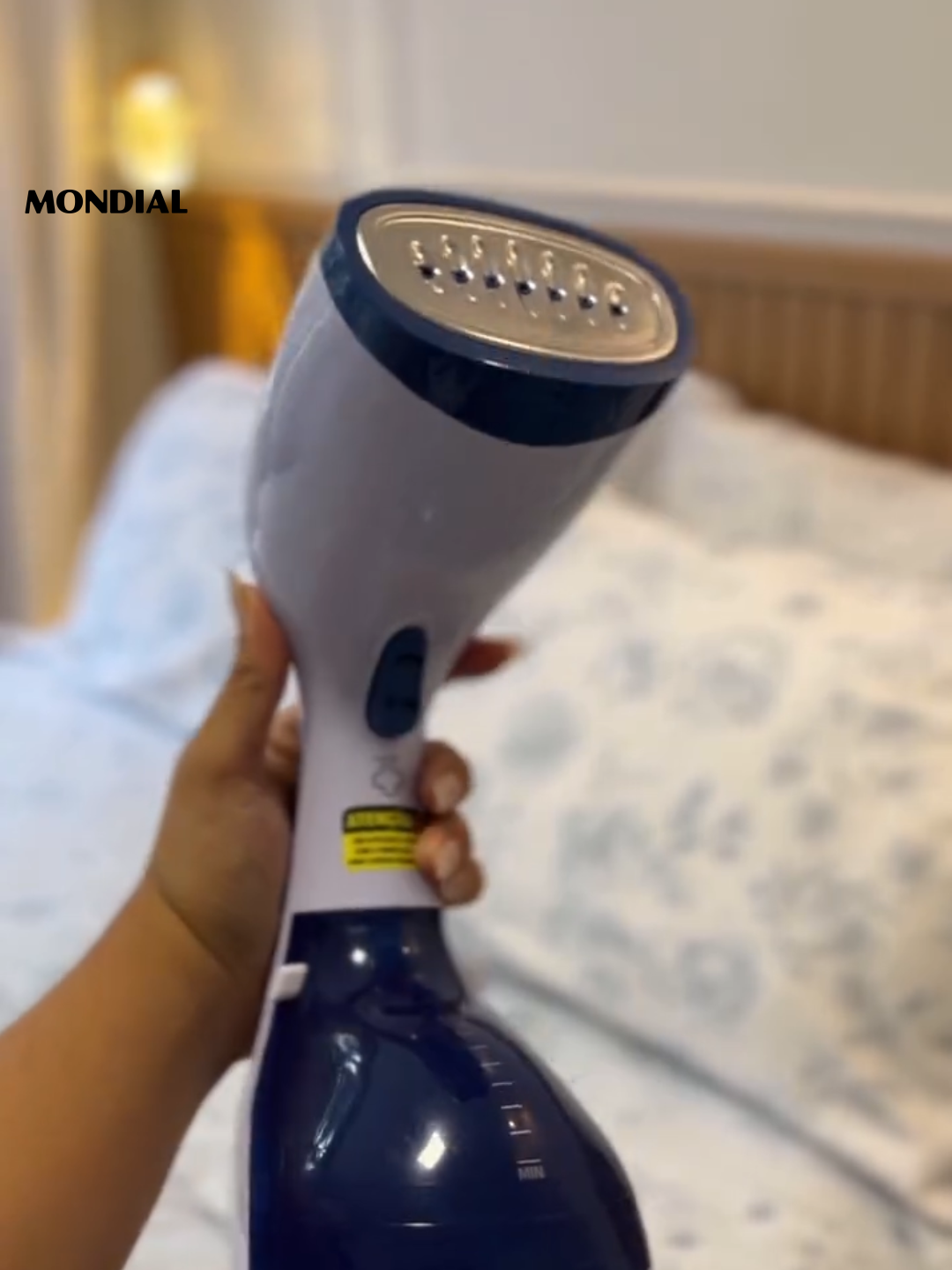 Também não curte passar roupas com o ferro convencional? Vem que essa solução é pra você! 🙌 A Aghatta do @nosso.ape201 já se rendeu à praticidade da Passadeira a Vapor Portátil da Mondial, que desamassa roupas, cortinas e até a cama posta. Com função de vapor contínuo e bocal em aço inox que remove vincos rapidamente, as peças ficam lisinhas e higienizadas em apenas alguns segundos! Não dá pra ficar sem essa praticidade em casa, né? Marque alguém que adoraria ter uma dessas! 👇 E não esqueça de garantir a sua clicando no link da bio! #MondialBR #passadeira #Roupas #RoupaPassada #CasaPratica #hometok