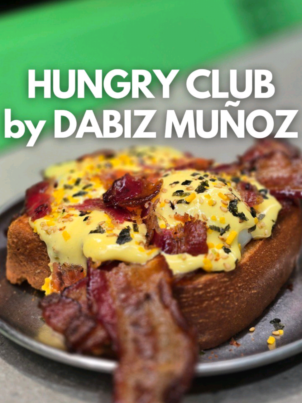 ⬇️ HUNGRY CLUB by DABIZ MUÑOZ ⬇️ 📌 Guarda y comparte. 📍 Restaurante: @wearehungryclub 📍 Dirección: Varios aeropuertos 📆 Horario: Abajo indicado según aeropuerto 💰 Precio: 15-25€ The Hungry Club es la propuesta más informal y viajera de @dabizdiverxo. Todo empezó con un restaurante en la Terminal 4 Satélite de Barajas, y ahora está presente en 5 terminales (con expansión internacional en marcha). Una de las cosas que más he leído y visto desde que lanzó es que el sitio es demasiado caro. De hecho, cuando estuve y subí un story, es lo que más me preguntasteis. Pues sinceramente, no me parece caro para nada, sobre teniendo en cuenta que en aeropuerto un sándwich envasado de nevera cuesta más de 5 euros. Una de las cosas que más me gustó es que la carta está muy bien estructurada para que casi el 100% sirve para cualquier hora del día, algo muy de aeropuerto. Todo gira en torno al pan brioche, ya sea en formato sándwich (que ellos laman Bikiny) o tostadas. Aunque por supuesto hay más. A mí me pilló para desayunar así que probé los huevos benedict a la japonesa con bricohe, bacon y furikake, que cuestan 9.95€, un precio totalmente razonable para la calidad y la ubicación. Además están genial hechos y riquísimos. También probé la bamba de nata con cereales, que cuesta 4.95 y está muy buena. En la próxima visita cuadraré para ir a la hora de comer y probaré el resto de la carta para contaros, pero en general me ha parecido de muy buena calidad y con precios totalmente correctos. Actualmente, The Hungry Club está presente en varios aeropuertos de España: Madrid T2: 05:00–20:30 Madrid T4: 06:00–22:00 Madrid T4S: 08:00–00:00 Barcelona T1: 07:00–22:00 Málaga T3: 05:00–20:30