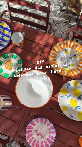 DIY : dessiner sur des assiettes avec de la peinture ou des marqueurs, dans un esprit printanier et coloré ☺️    J’ai commandé de la peinture spéciale porcelaine et des marqueurs sur Amazon.  Vous pouvez dessiner à main levée, personnellement je trouve que c’est dans l’imperfection qu’on découvre toute la beauté des choses 🫶   Une fois que vous avez terminé vos réalisations, vous laissez sécher, puis vous passez au four pour fixer.   Pour ma part, j’ai laissé sécher 4h, comme indiqué sur la consigne d’utilisation des peintures et j’ai passé au four à 160 degrés 90 minutes. Cela permet de fixer le dessin. Vous pourrez ensuite les passer au lave-vaisselle sans soucis.   Attention ! Ces assiettes sont uniquement à but décoratif, à utiliser en assiette de présentation (sous assiette) ou de décoration sur un mur ou autre 🤗   C’est une activité que vous pouvez également réaliser avec vos enfants. Et tant que la vaisselle n’est pas passée au four, vous la laissez tremper dans de l’eau quelques minutes : tout se décolle, ce qui permet, en cas de coulures ou autre de recommencer à l’infini 🥰    #artdelatable #decorationtable #inspirationtable #printemps #decoration #peinturesurporcelaine #diyhome #diyvideo #DIY #diyhomedecor #diyideas #diydecor #creativity #teamdecosolidaire#diyprojects #peinturesurporcelaine #peintureceramique #platepainting #idoitmyself #doityourself #myinspiringinterior #porcelainepainting