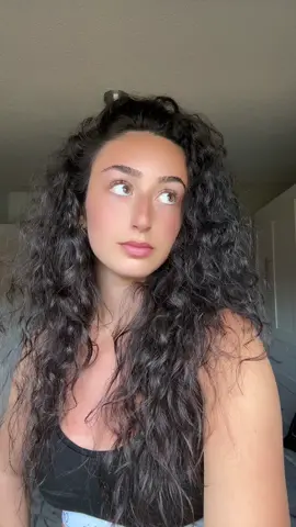Nothing better than a fresh blowout 😍 I love my curly hair but there’s just somethinggg about sleek and shiny hair 😩🎀💇🏻‍♀️ #fyp #hairtransition #transition #easytransition #hair #blowout #hairblowout #freshblowout 