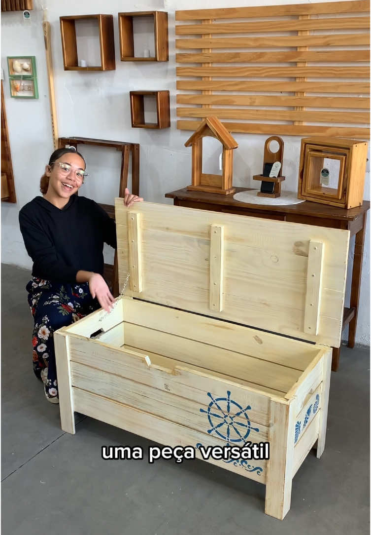 Baú Náutico em Madeira Maciça – Organização com Estilo à Beira-Mar! Esse baú é o toque que faltava na sua decoração! Com um design rústico e pintura temática náutica, ele traz o charme do litoral para dentro de casa. Ideal para guardar objetos, roupas de cama ou brinquedos, ele também funciona como banco ou peça decorativa. Feito em madeira maciça, ele une resistência, beleza e um toque artesanal único! Medidas: Altura: 47cm Comprimento: 1,02m Largura: 47cm Valor: R$ 540,00 Gostou? Entre em contato agora pelo WhatsApp: (13) 98107-7033 Visite nossa loja e veja de perto essa peça encantadora: Av. Monteiro Lobato, 11666 – Itaguaí, Mongaguá #bau #baú #decoração #organização #móveis #mongagualitoral #mongaguá #baixadasantistasp #baixadasantista 