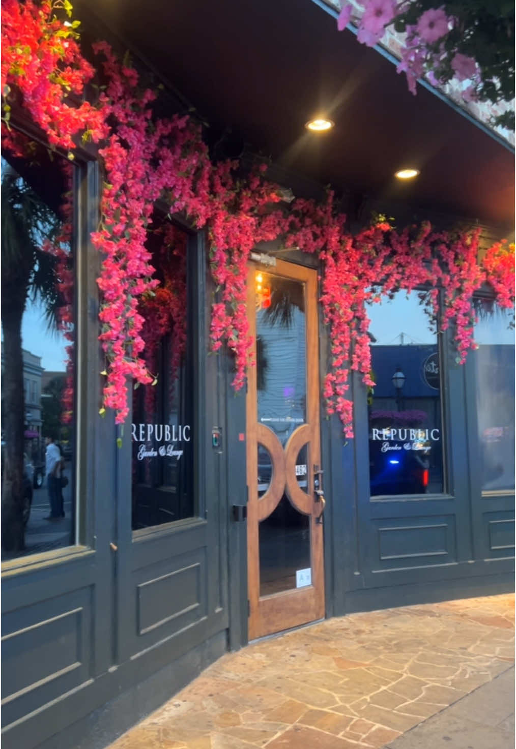 We recently visited Charleston for the weekend. Since we are @Bravo fans, we had to go see the places from our favorite shows! 😍@Sewing Down South @Craig Conover @ZacharysDaiquiris  #charleston #bravotv #bravo #charlestonsc 