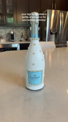 the cutest and prettiest bottle of prosecco for @delaney🍿 21st!!🍾🥂 #fyp #birthday #21stbirthday #customchampagnebottle 