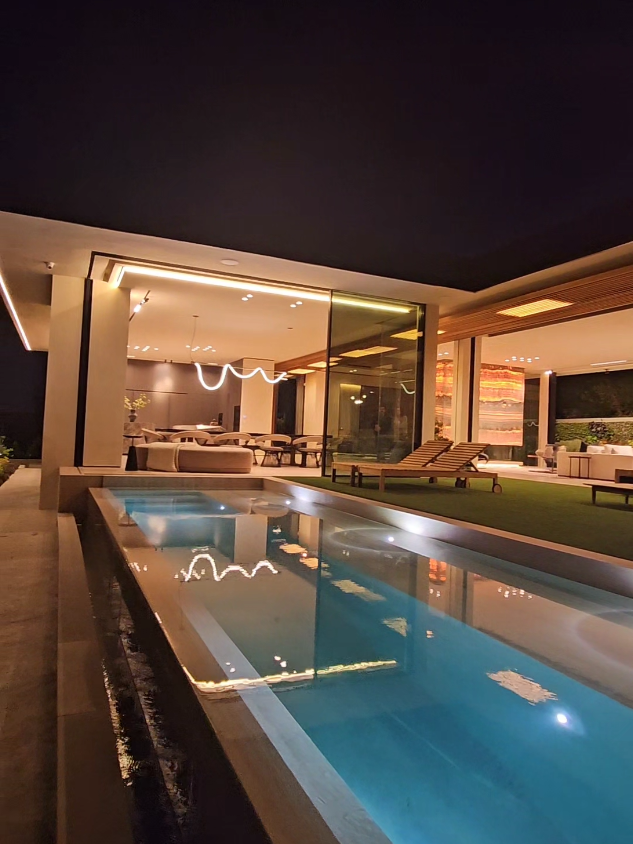 One of the best Homes I have visited to Date. Luxury Los Angeles Hollywood Hills Modern Designed Home with spectacular views #dreams #hometour #motivation #interiordesigner #pooldesign #infinitypool 