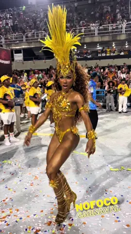 Mayara Lima, a nossa majestade da bateria do Paraíso do Tuiuti! 👑🥁 Com seu brilho e talento, ela traz a energia do samba e a força da tradição para o nosso Carnaval. Vamos juntos celebrar essa rainha que faz o coração da folia pulsar! 💙💛  Um vídeo perdido na Galeria ! #passista #rainha #passistas #escoladesamba #carnaval  #rj #samba #riodejaneiro #sapucai #cultura #dança #fotografia #viral #fy #nofococarnaval  #MayaraLima #RainhaDeBateria #ParaísoDoTuiuti #carnaval #carnavaltiktok 