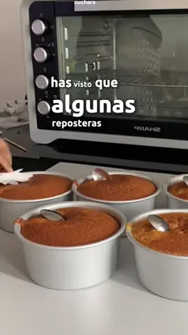 ¿Sabías que una simple cuchara puede cambiar por completo cómo se hornea tu bizcocho? Este truco no solo evita que el centro te quede crudo… sino que demuestra que los pequeños detalles sí marcan la diferencia. Si tú también estás en modo “horneo para vender”, necesitas más que solo recetas. Necesitas tips que funcionen, recetas que se vendan y una estrategia real para tener clientes fieles. Por eso creamos el Combo Ideal: +190 recetas pensadas para vender, y de regalo, nuestro curso de ventas por redes sociales. Comenta “rentable” y te enviamos toda la info. Porque no se trata solo de hornear rico… se trata de hacerlo rentable. #reposteria #dessert #postres #bakery #postres #pasteleria #cakeshop #reposteras #tipsderepostería #pasteleria 