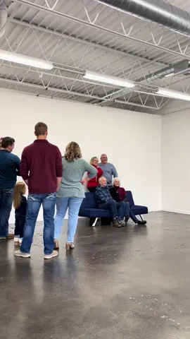 Come watch an entire 30 minute session in 3 1/2 minutes! I think it’s so fun to see all the different poses and elements of a photo session! behind the scenes are my favorite, I hope you like them too! #heidilynnphotography #kansascityareaphotographer #photographersoftiktok #behindthescenes #bts #familyphotographer #familyphotoshoot 