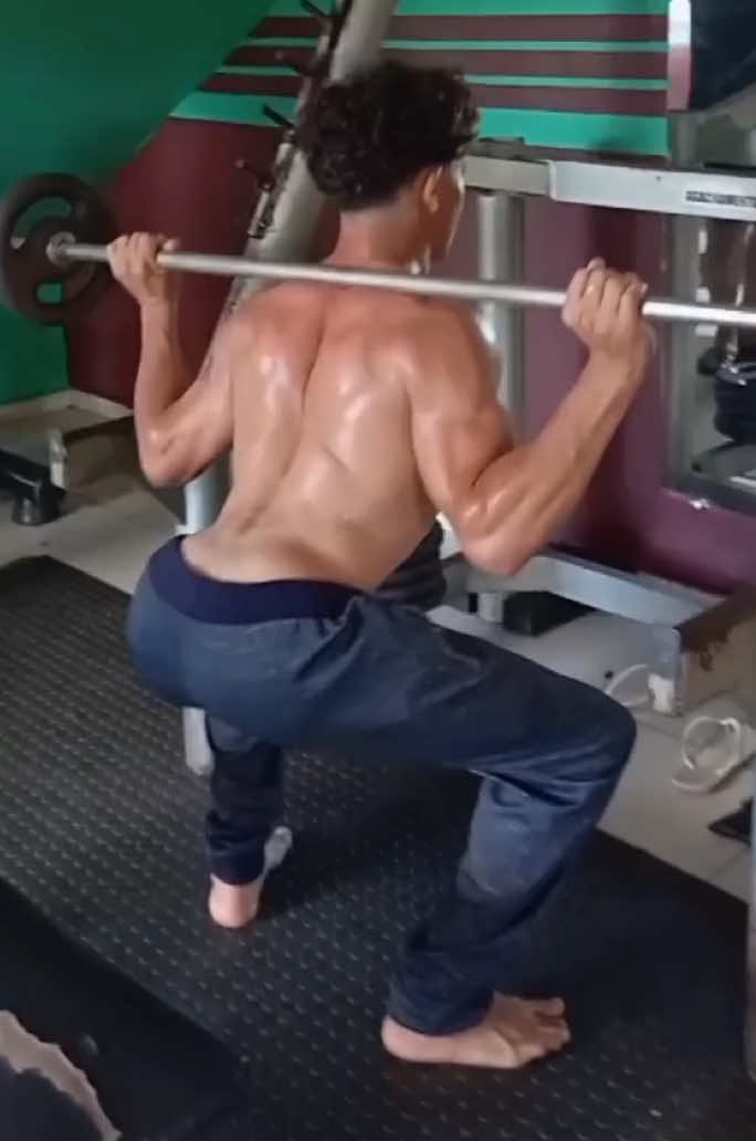 🦍 Would you believe if I tell you he’s stronger than you? 💪 #fitman #Fitness #fitmen #fitguy #guy #male #man #men #gains #fit #strong #muscle #muscleman #guys #boy #fitboy #body #musculação #homens #hombre #trending #alphafithub #flex #flexing #gym #workout #💪 #trend #viral 