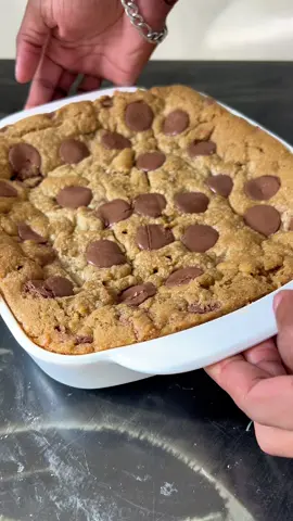 Torta cookie na travessa 😍 Ingredientes da Massa: 	•	200 g de manteiga em temperatura ambiente (cerca de 1 xícara) 	•	1 xícara de açúcar mascavo (160 g) 	•	1/2 xícara de açúcar refinado (90 g) 	•	1 colher de sopa de essência de baunilha (15 ml) 	•	1 ovo grande 	•	2 e 1/2 xícaras de farinha de trigo (300 g) 	•	1 colher de chá de bicarbonato de sódio (5 g) 	•	1 pitada de sal 	•	1 xícara de gotas de chocolate meio amargo ou ao leite (170 g) Recheio: 	•	Brigadeiro de Nutella (ou o recheio da sua preferência) ⸻ Modo de Preparo: 	1.	Bata na batedeira: 	•	A manteiga, o açúcar mascavo, o açúcar refinado e a essência de baunilha até obter um creme claro e fofo. 	2.	Adicione o ovo e bata novamente até incorporar bem. 	3.	Desligue a batedeira e adicione: 	•	A farinha de trigo, o bicarbonato de sódio e a pitada de sal. 	4.	Misture tudo muito bem com uma espátula ou colher até a massa ficar bem homogênea. 	5.	Finalize incorporando as gotas de chocolate. 	6.	Montagem: 	•	Espalhe metade da massa no fundo de uma travessa ou forma. 	•	Coloque o recheio de brigadeiro de Nutella por cima. 	•	Cubra com o restante da massa. 	7.	Leve para assar em forno pré-aquecido a 180 °C por cerca de 25 a 35 minutos Brigadeiro de Nutella Ingredientes: 	•	250 g de Nutella 	•	395 g de leite condensado (1 lata) 	•	200 g de creme de leite (1 caixinha) Modo de preparo: Coloque todos os ingredientes em uma panela: a Nutella, o leite condensado e o creme de leite. Leve ao fogo médio, mexendo sempre, até engrossar e atingir o ponto de brigadeiro (quando a mistura desgruda do fundo da panela). Desligue o fogo e deixe esfriar antes de usar como recheio. #TortaCookie #CookieRecheado #CookieNaTravessa #BrigadeiroDeNutella #NutellaLovers #ReceitaDoDia #SobremesaPerfeita #ConfeitariaCriativa #SobremesaRecheada #ReceitaFácil #FoodPornBrasil #GuloseimaDoDia #ConfeitariaArtesanal #docecaseiro