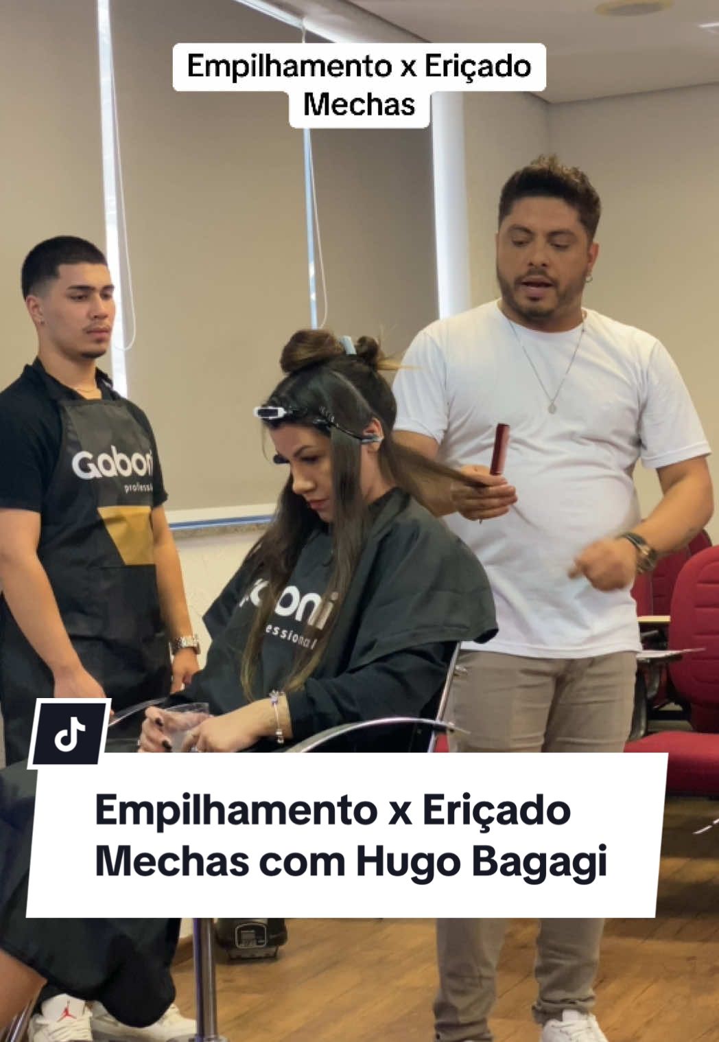 Empilhamenro x Eriçado, dicas para mechas sem marcação com o Expert Hugo Bagagi. #mechas #cabeleireiro #cabeleireira #hair #beauty #salaodebeleza #loirosperfeitos #cabelo 