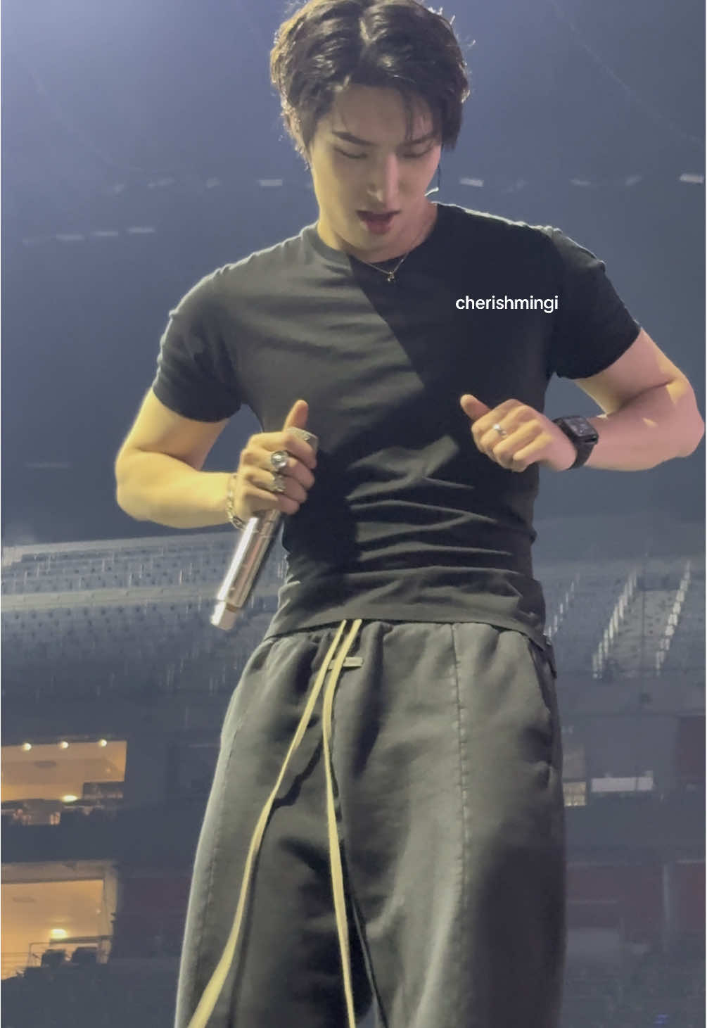 mingi saw my sign and started dancing 🫠 credits to my friend for filming HAHA  #ateez #kpop #mingi #ateezincologne #towardsthelight #viral #fyp #kpopfyp