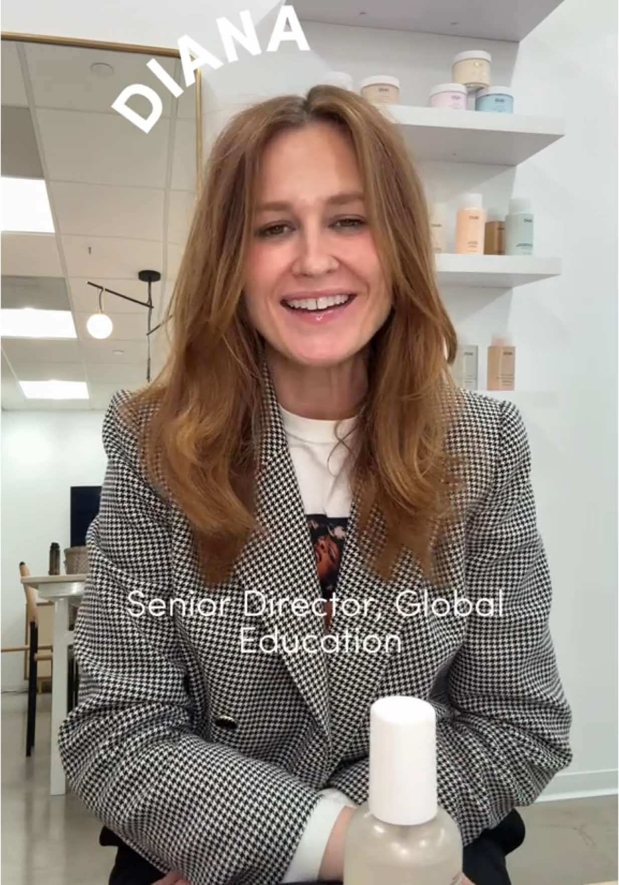 Volume, hold and bounce—no extensions needed 💁‍♀️ #theouai #thickhairhack #fullerhair #finehairtips #finehairproducts #thickeningspray 