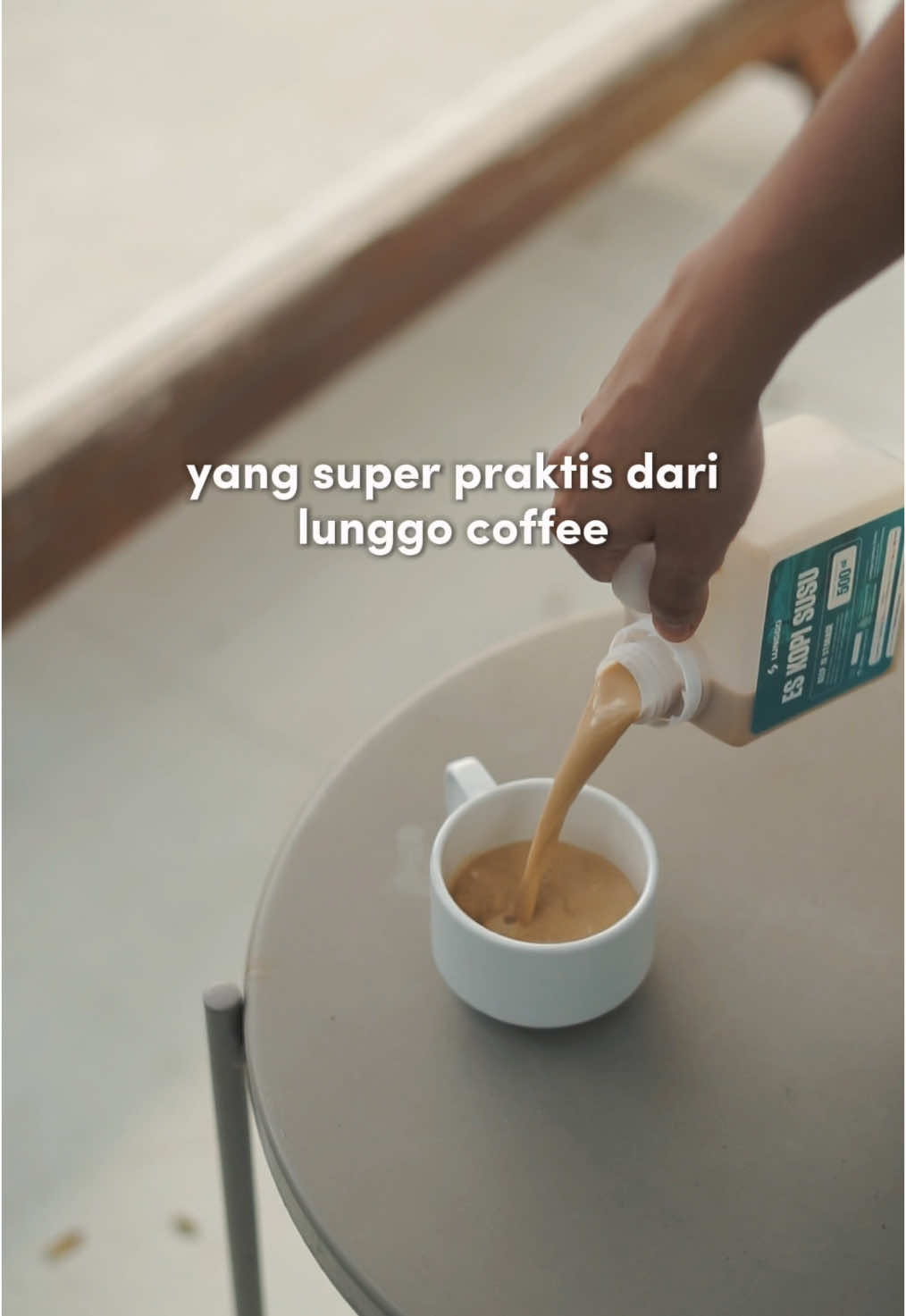 Work From Villa? Yes. Tapi ngantuknya itu loh… Untung bawa es kopi susu dari @Lunggo Coffee Store 500ml, fresh brew, dan bisa diminum kapan aja. Pas banget buat nemenin kerja pagi yang butuh fokus, atau sore santai biar tetap waras. Yang aku suka, Lunggo itu praktis, estetik, dan rasanya tetep berkualitas. Cocok buat kita yang mau ngopi tanpa ribet. Mau coba juga? Langsung order via GoFood ya! 😆  #Lunggo #LunggoKopi #EspressoLiteran #KopiPraktis #NgopiBarengLunggo #NgopiKekinian  