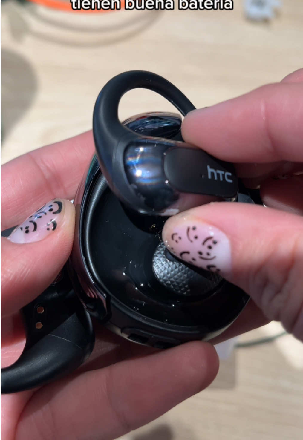¡HTC sacó estos audífonos y NADIE lo vio venir! #VamosTikTokShop #HTCNE21 #DupeNivelGaláctico #CajitaFuturista #UpgradeYa 🎧🚀🖤✨