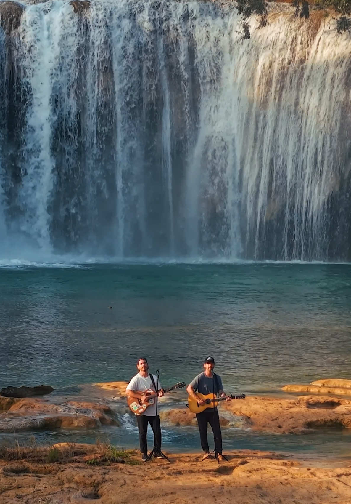 We had the chance to film one of our favorite love songs, I Swear, at the stunning Cascadas de Agua Azul in Chiapas, Mexico 🇲🇽💧 The sound of the falls, the beauty of the jungle, and the meaning behind this song made it an incredible experience for us. Hope you feel the love wherever you are 💙 #ISwear #MusicTravelLove #CascadasDeAguaAzul #ChiapasMexico