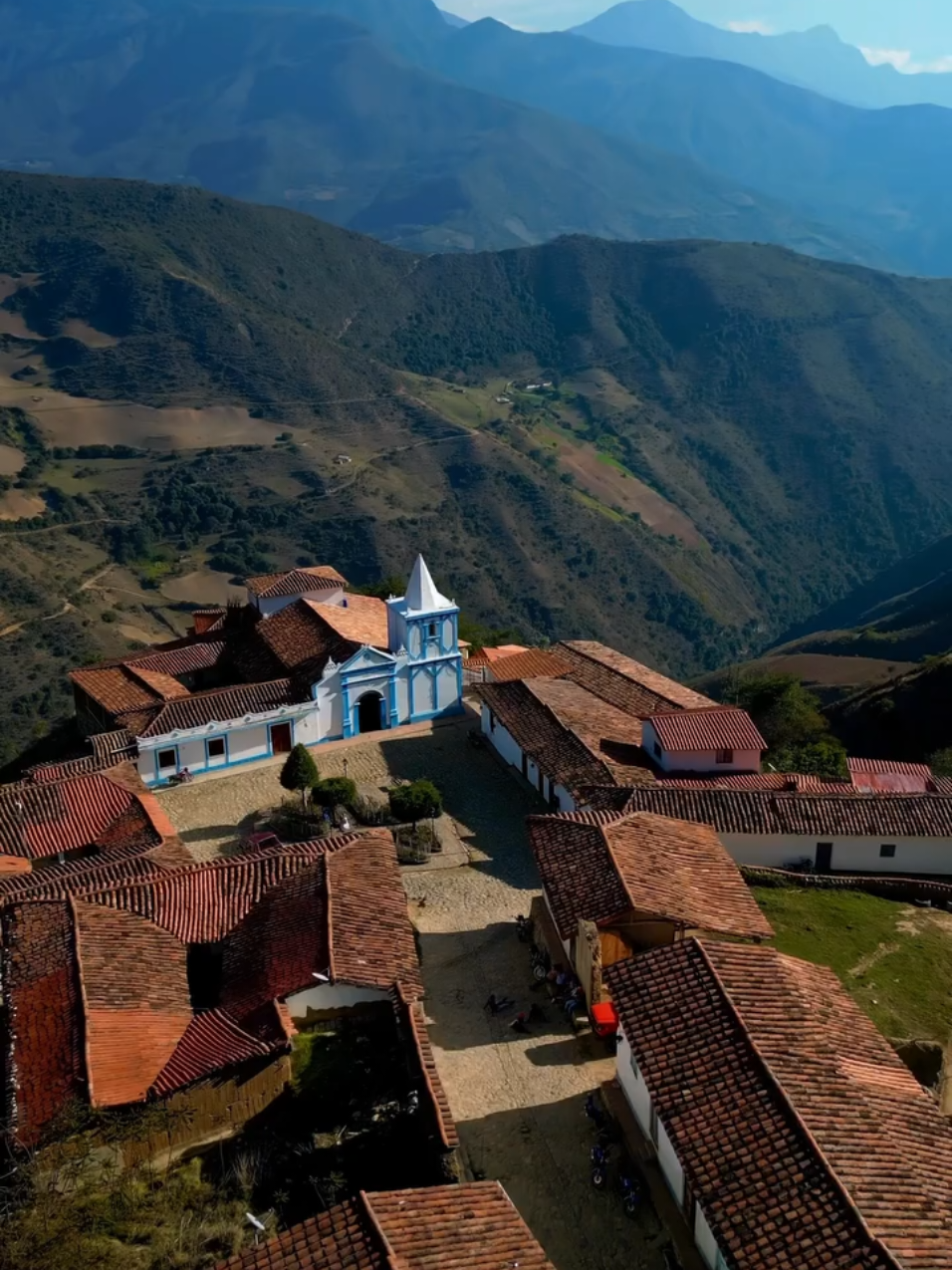 ¡Qué inimaginable es Los Nevados!  Pueblo de Los Nevados estado Mérida Venezuela  Este pueblito enclavado en una montaña, de techos rojos y gente noble, me regaló una experiencia inigualable 😍 La cabañita de @relindavenezuela y su estufa fue perfecta para disfrutar como un lugareño la vivencia.  . Video @rossanateguia . . . . #merida #venezuela #MeridaTuristica #MeridaTuristica2.0 #MeridaCiudadTuristica #losandes #tendencia #turismo #viral #losnevados  #pueblodelosnevados #meridavenezuela#LIVEIncentiveProgram #LIVERewards #PaidPartnership 