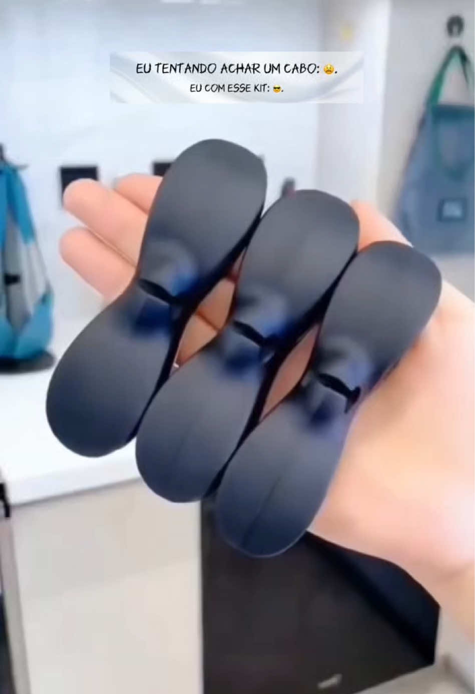 Se você também sofre com a bagunça dos cabos, seus problemas ACABARAM! Apresento o Kit 6 Suporte Preta Do Cabo Clipe Universal, o organizador que vai revolucionar sua vida (e suas gavetas!). Quer um desse pra chamar de seu? Escreva nos comentários EU QUERO que te envio o link! ✨ #organizadordecabos #cabosorganizados #fimdabagunça #achadinhos #utilidades #tiktokshop