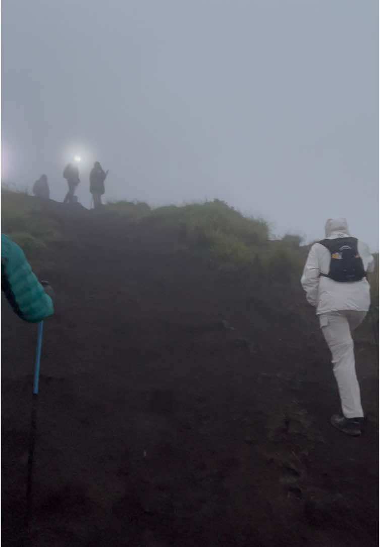 summit merbabu via suwanting 11 mei. jam 3 pagi masih dapet city light jam 4 - 5an pagi langsung full kabut🥶😶‍🌫️ #merbabuviasuwanting #merbabumountain #fyp #pendakiindonesia 