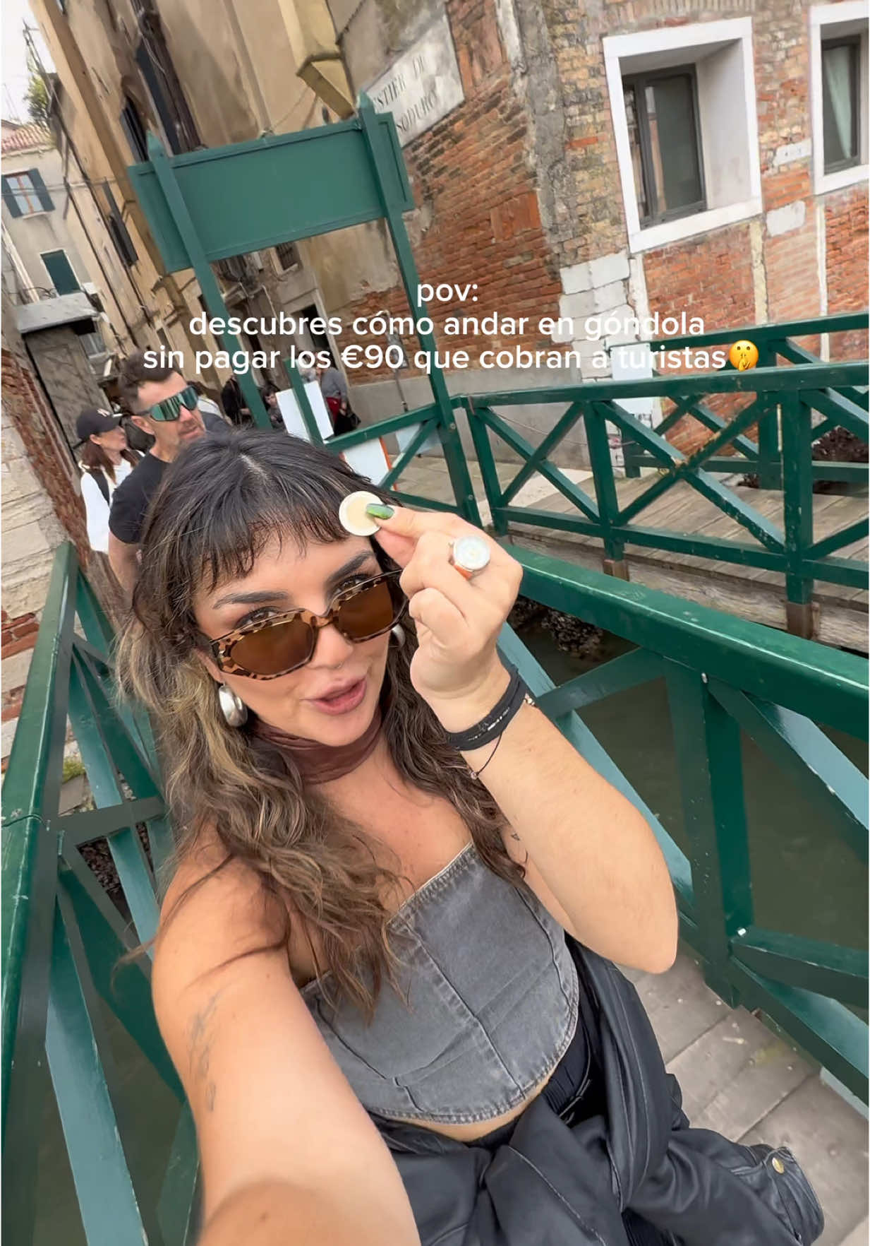 €90 los 30 min en góndola, bella💅 pero como aquí somos románticas, no boludas (dijo Charly), te doy una mucha mejor opción para cruzar el mismo canal, en una auténtica góndola, pero por solo €2🛶🤫 En Venecia existe una alternativa que los locales han usado por siglos: el traghetto. Estas góndolas locales funcionan desde el siglo XVII como transporte público para cruzar el Gran Canal. No hay paseo romántico ni canciones de fondo, pero sí una experiencia auténtica local!  Los venecianos las usan para ir de un barrio a otro sin tener que caminar tanto hasta el próximo puente. Hoy solo quedan unas pocas rutas activas, pero si pillas una: súbete sin pensarlo! Yo sentí que me caía JAJA porque es muy transitado, van rápido y el trayecto es cortito, pero vale mucho los dos Euritos! 📲guarda este datito para decretar tu próxima escapada a la ciudad más hermosa del mundo🥹🌟  #venecia #italia #venice #venezia #italy #europa #eurotrip #datos #viaje #viajes #tipsviaje #tipsitalia #tipsvenecia #gondola #traghetto 