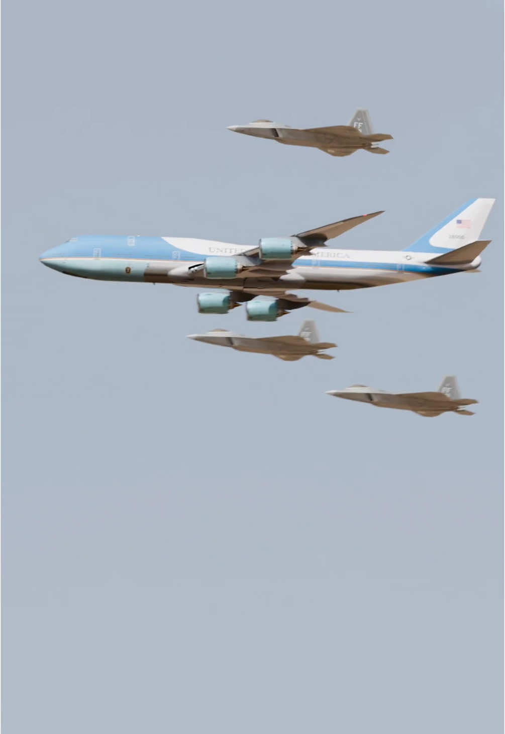 F-22 Air Force Jets Escort Air Force One! #saudiarabia #f22 #airforce1 #trump 