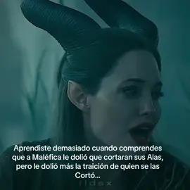Le cortaron sus alas, pero dolió más la traición de quien las cortó… 🪽 #maleficent #angelinajolie #malefica #frasessad #paratiiiiiiiiiiiiiiiiiiiiiiiiiiiiiii #resiliencia #traiciones 