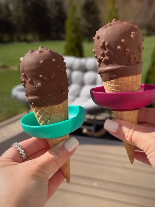 🌟ice cream drip catcher🌟This is an ice cream drip catcher, designed to prevent messes while eating ice cream cones. It is typically made of silicone and features a small dish or tray that sits beneath the ice cream cone to catch any drips. The specific product seen in the image appears to be similar to the 