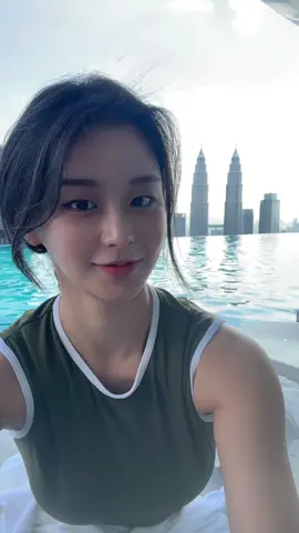 트윈타워뷰에서✨ #malaysia #KualaLumpur #twintower  📍#KLCC #Eaton Residence KLCC   말로만 듣던 ‘풀뷰’의 끝판왕, Eaton Residence KLCC에서의 말레이시아 밤. 이곳은 KLCC 트윈타워가 한눈에 들어오는 야경 맛집 루프탑 수영장으로 유명한 레지던스예요. 도심 한복판에 이런 뷰, 반칙 아닐까요? 낮에는 햇살 가득한 인피니티풀에서 여유롭게, 밤에는 반짝이는 트윈타워 야경을 바라보며 딥한 감성에 푹— 빠지는 시간. #말레이시아숙소추천 #쿠알라룸푸르숙소 #EatonResidenceKLCC #KLCC뷰맛집 #트윈타워한눈에 #야경수영장 #인생숙소 #여행에진심인편
