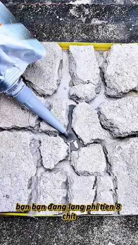 Mái nhà bị nứt rò rỉ nước phải làm sao? Hãy thử ngay loại keo trám khe khô nhanh này, thao tác đơn giản chỉ cần mở nắp là dùng được, chỗ nào nứt trám chỗ đó.