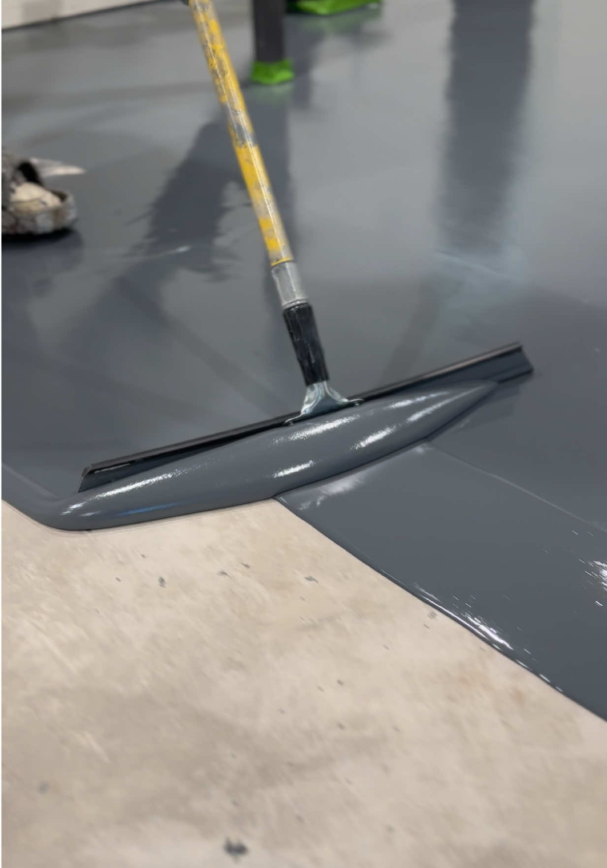Too satisfying to look away 👀 #epoxy #resin #satisfying #homeimprovement #foryoupage #fyp #viralvideo #trending 