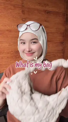 Mincia edisi what’s in my bag✨😍  #parfumviral #parfumereccomended #wangiseharian #merciaparfume #tipswangitahanlama #edp #whatitsmybag 