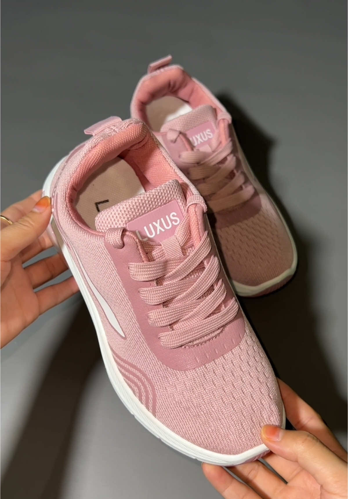 Sepatu dari brand Luxus emang sebagus itu sih 🫶🏻😍 #luxus #sneakerswanita #sepatuolahraga #sneakers 