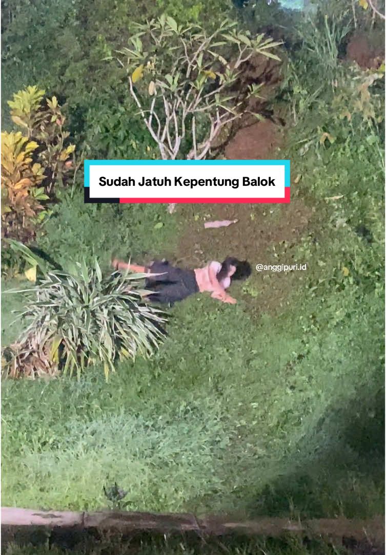 Membalas @s'bungsuu✨ Bayangin Gue Lebih Pilih Gelinding Daripada Lempar Balik Baloknya. Sabar Banget Ya😭😅 #anggiaction #anggipurikusumadewi #shooting #dibaliklayar #behindthescenes #bahastontonan #pemeranpengganti #stunt #whenlivegivesyoutangerine 