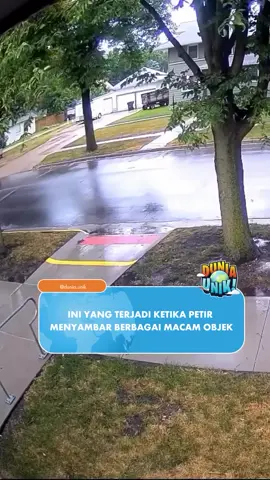 Sambaran petir bisa mencapai suhu sekitar 30.000°C, lima kali lebih panas dari permukaan matahari. Selain itu, petir menyambar bumi sekitar 100 kali setiap detik, dan meskipun terlihat menyambar dari atas ke bawah, proses awalnya sebenarnya dimulai dari tanah ke awan melalui muatan listrik yang saling tarik-menarik. tiktok/relaxing0414