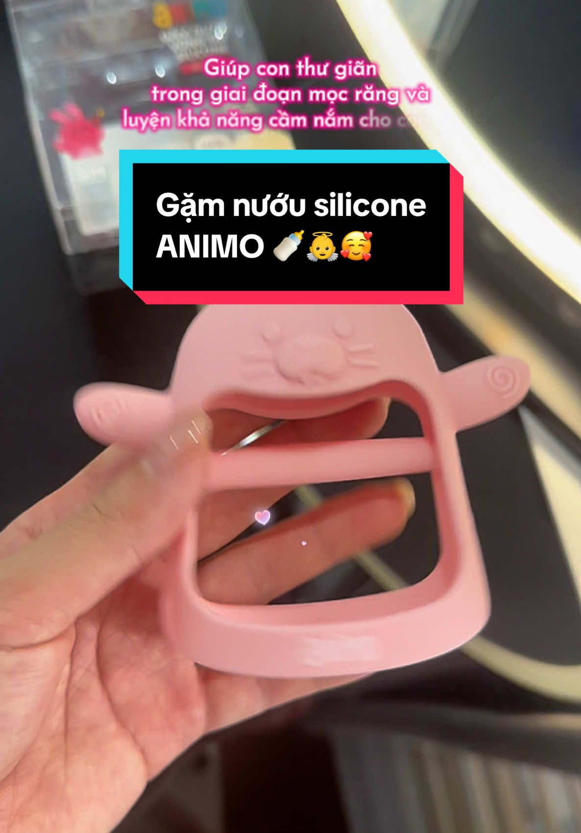 Bé nhà tui trong giai đoạn mọc răng thì ẻm bị ngứa nướu hay sao á 😂. Mình tìm hiểu và thấy em gặm nướu này ok nhất 😍 trộm vía tỉ lần ẻm hợp tác và thích lắm. K có là ẻm la váng cí đầu tui lun🥲🥲🥲#gamnuouchobe #gamnuousilicone #animo #mocrang#bekhoemevui 